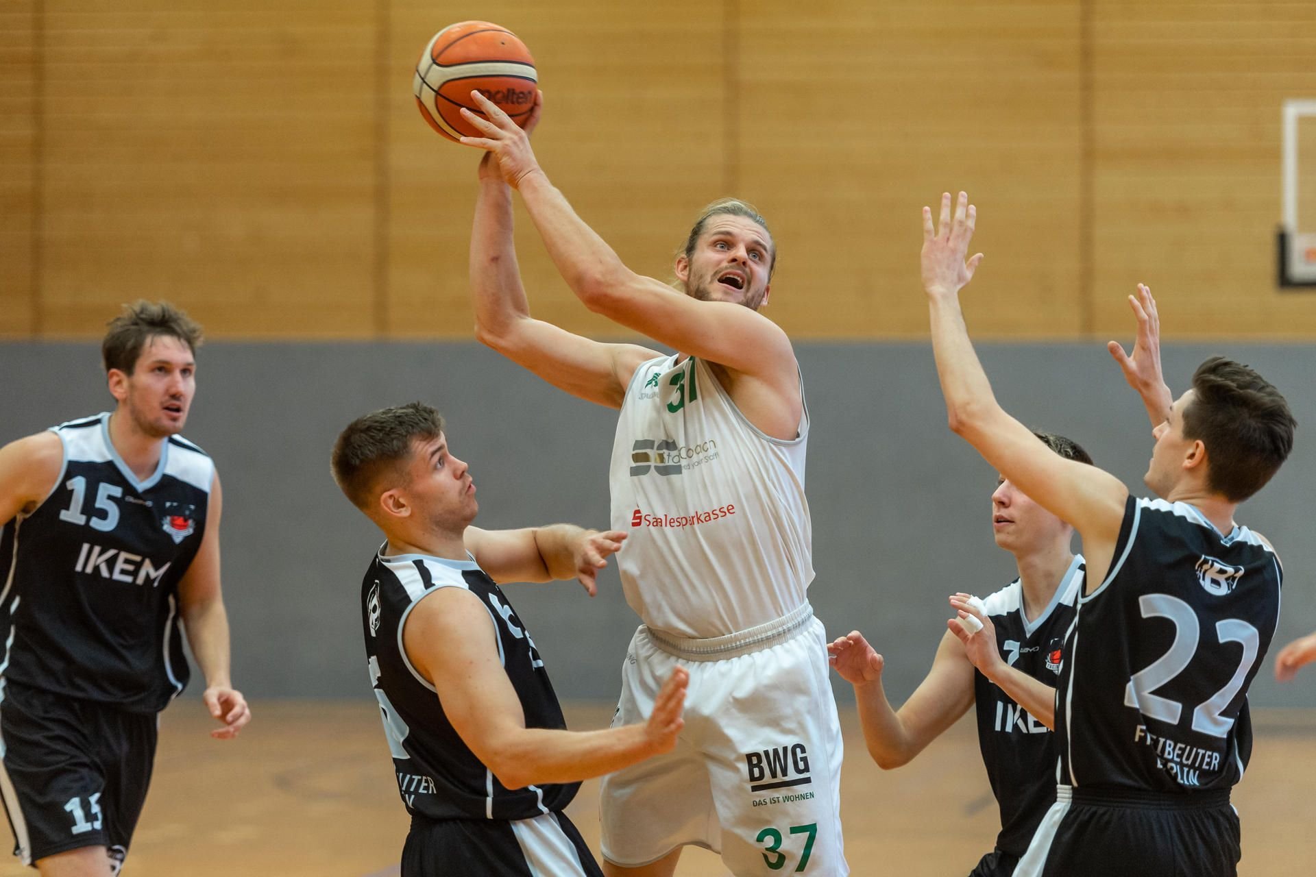Georg Dölle (M.) überzeugte im ersten Saisonspiel gegen die Freibeuter Berlin mit 26 Punkten.