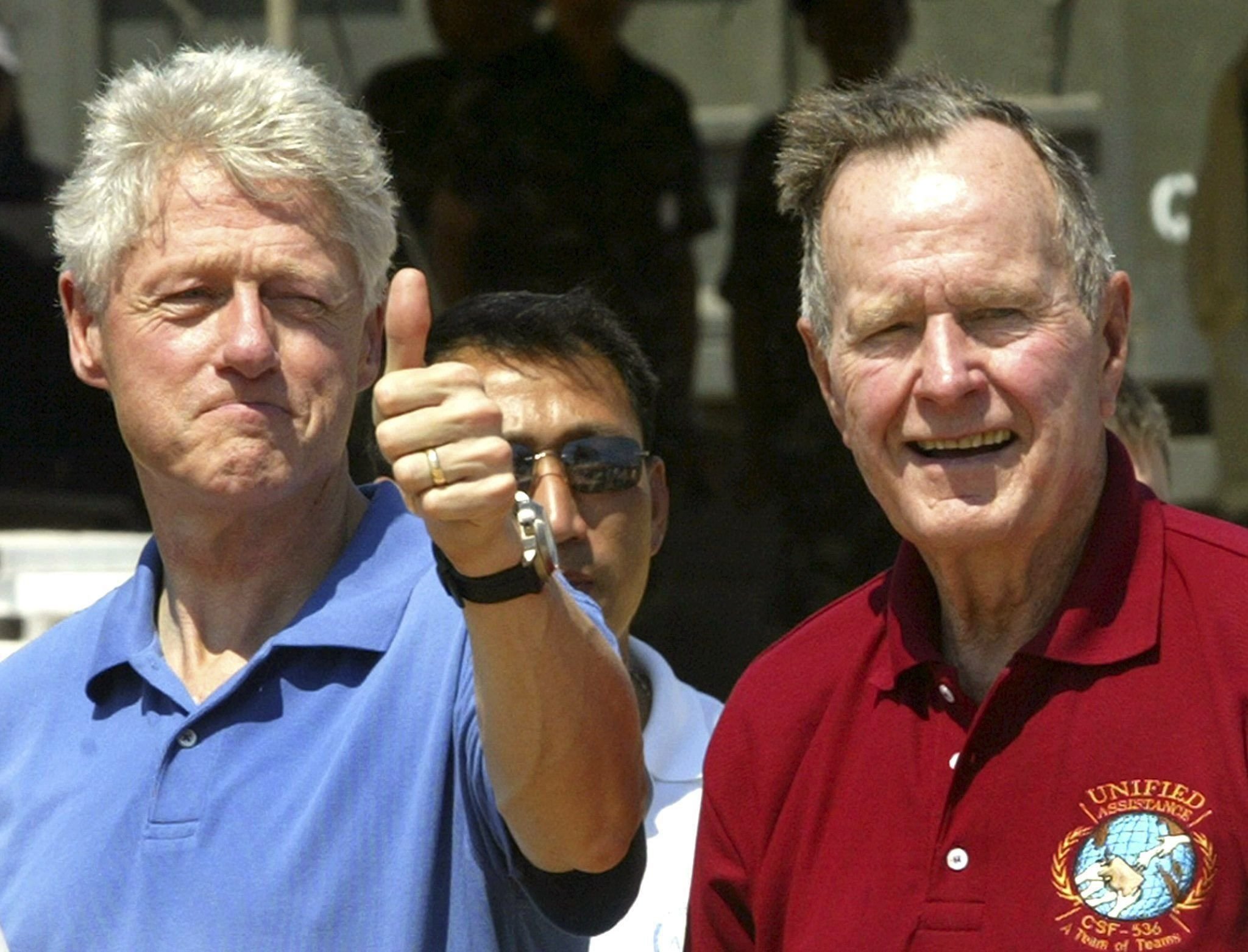 Der ehemalige US-Präsident George H.W. Bush und sein Nachfolger pflegten einen respektvollen Umgang miteinander, hier zu sehen auf einem Bild aus dem Jahr 2005.