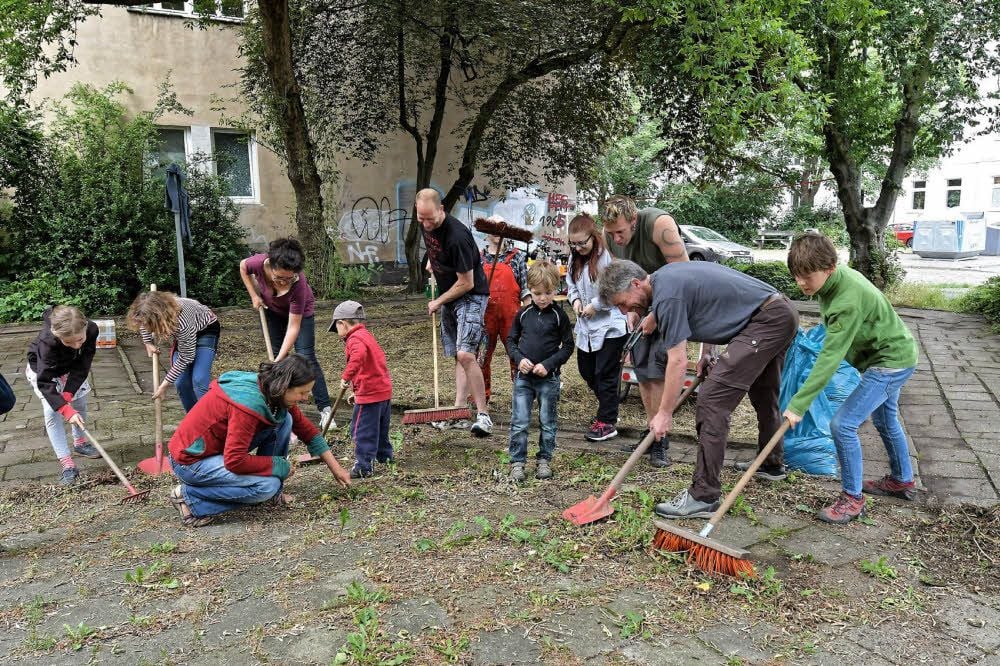An die Besen, fertig, los: Am Sonnabend säuberten Mitglieder der Spielplatzinitiative eine Freifläche an der Ecker Goethestraße/Kantstraße.