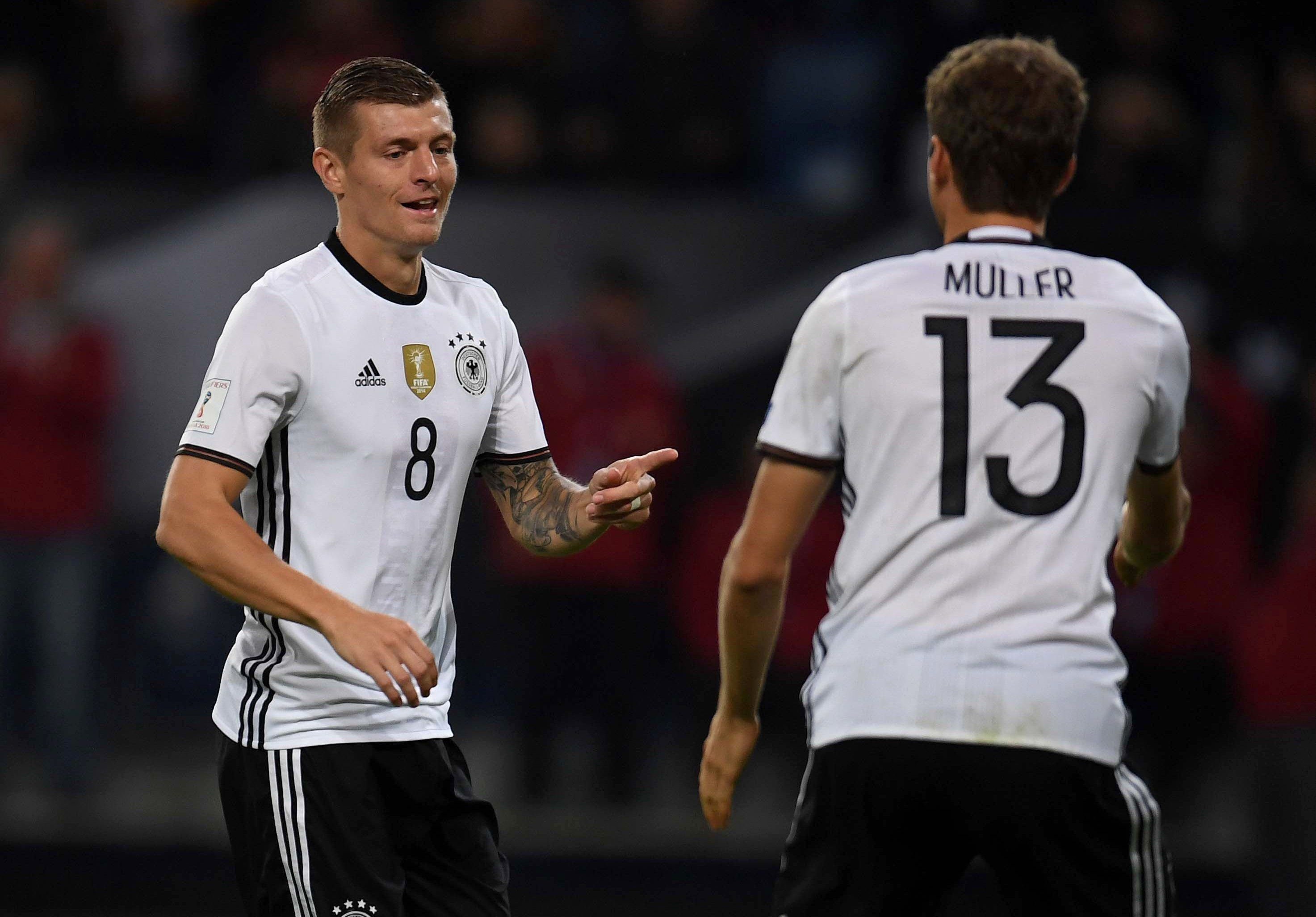 Toni Kroos (l.) und Thomas Müller sind die Top-Verdiener unter den deutschen Fußballern.