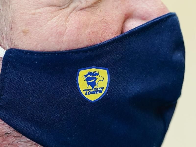 Das Logo der Rhein-Neckar Löwen auf einem Mund-Nasen-Schutz. Foto: Uwe Anspach/dpa