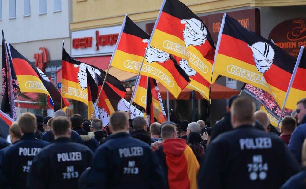 Polizisten eskortieren einen GSD-Marsch durch Magdeburg.