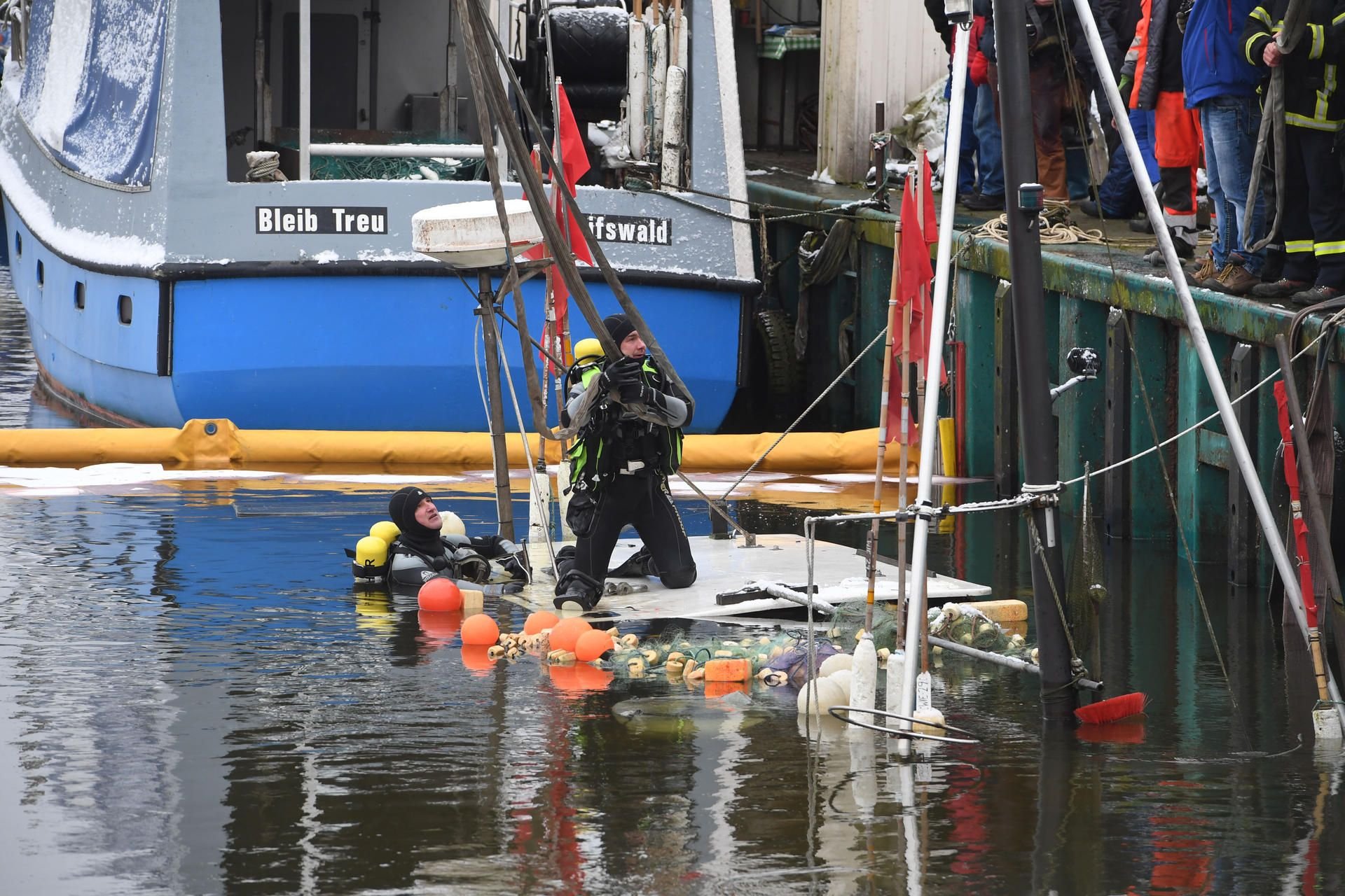 Mecklenburg-Vorpommern: Im Greifswalder Stadtteil Wieck ist ein Fischkutter gesunken.