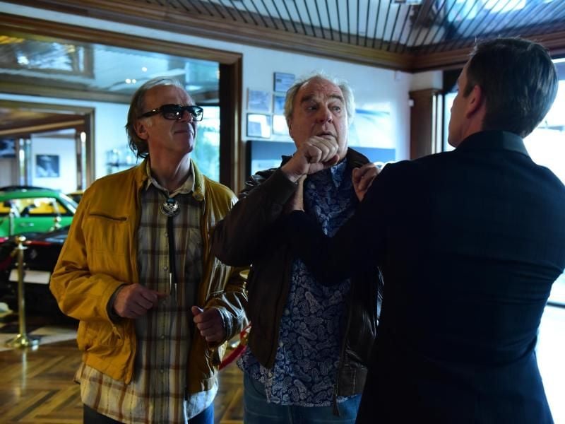 Ferdi Schmotz (Wolfgang Fierek, l) und Franz Germinger Senior (Friedrich von Thun, M) fahren härtere Methoden auf, um ein bestimmtes Detail über den Verdächtigen Toni Diehl (Arnd Klawitter, r) herauszufinden. Foto: Jürgen Olczyk/ZDF/dpa