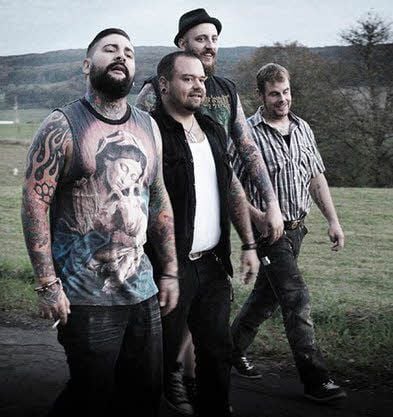 Vier harte Männer spielen als Kärbholz deftigen Deutschrock.