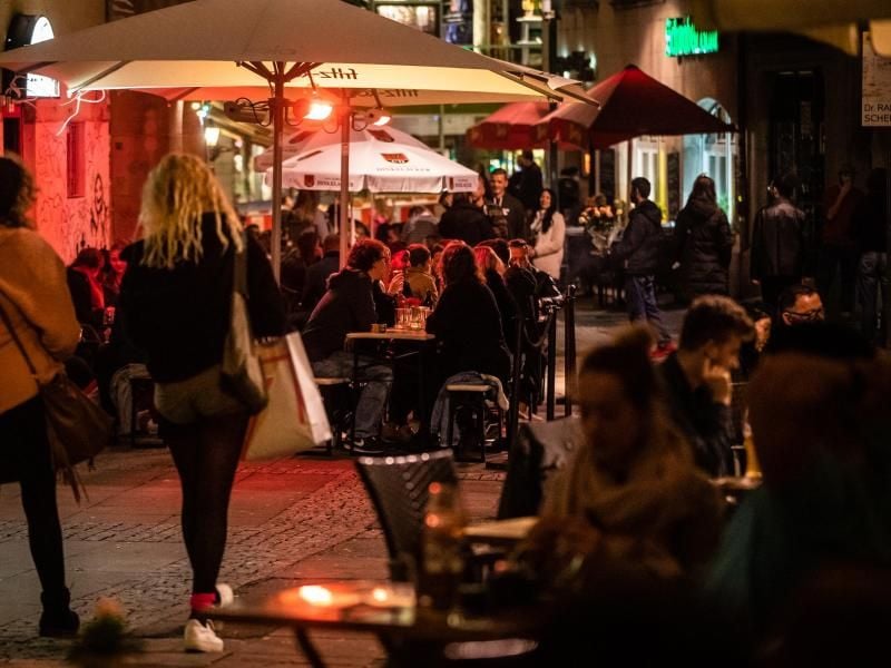 Laut einer US-Studie könnten volle Restaurants und Bars maßgeblich zur Verbreitung des Coronvirus beitragen. Foto: Christoph Schmidt/dpa