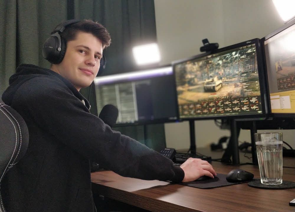 Milan Süß sitzt an seinem Schreibtisch in Dresden und streamt „World of Tanks“.