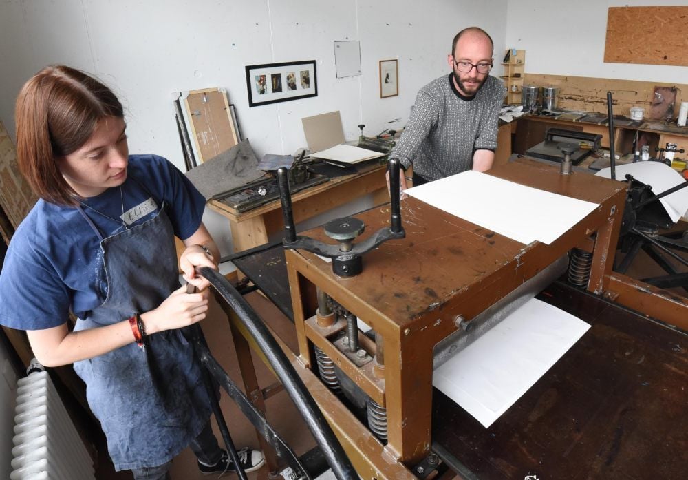 Grafiktage 2019 der Rauch-Stiftung in der Kreativwerkstatt, hier Elisa beim Linolschnitt mit Sebastian Speckmann.