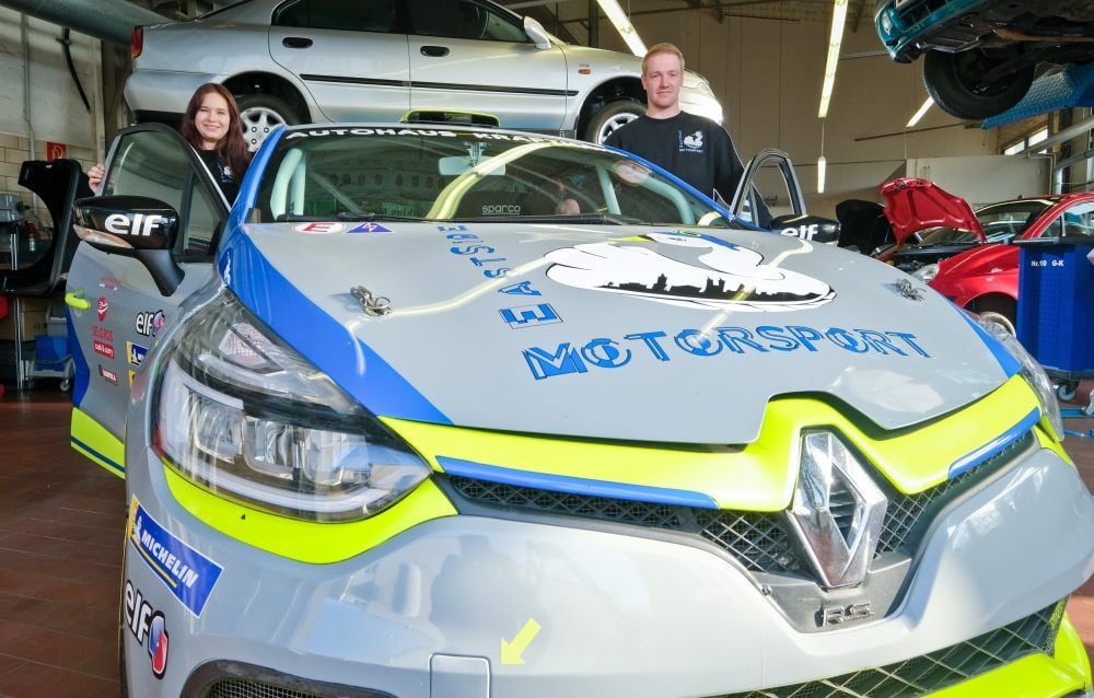 Virginia Möckl und Florian Schön vor ihrer Rennmaschine, dem Renault Clio 4 Cup. Der Name ihres Teams steht auf der Motorhaube.