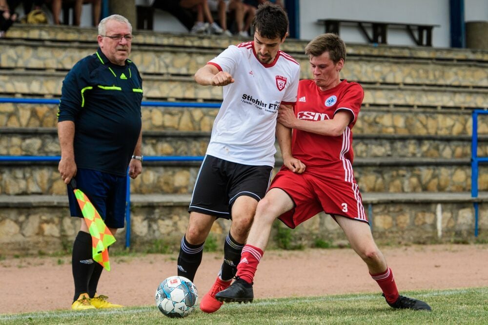 Zweikampf unter den Augen des Schiri-Assistenten Hubert Lienau.