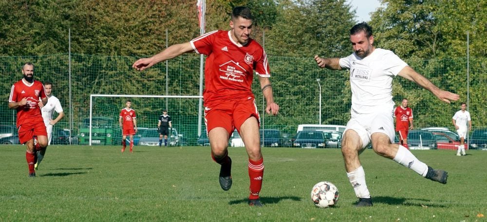Gernrodes Oldie Steffen Lilienthal (rechts) half gegen Osterwieck aus und zeigte in der Ersten, dass er das Toreschießen noch nicht verlernt hat.