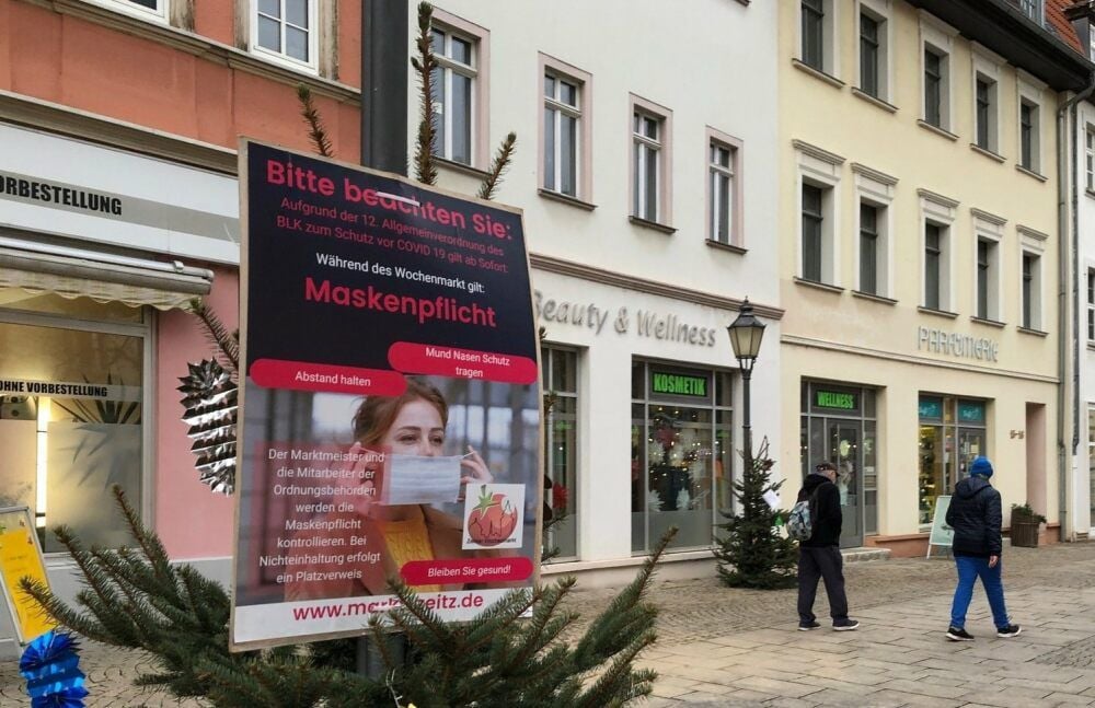Auch auf dem Zeitzer Wochenmarkt, hier in der Innenstadt, gilt Maskenpflicht. Plakate machen aufmerksam, Marktmeister und Betreiber kontrollieren jede Woche.