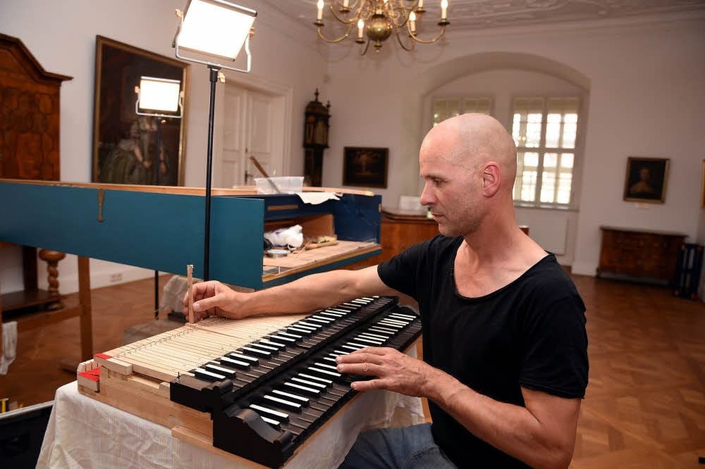 Georg Ott beschäftigt sich intensiv mit den beiden Klaviaturen des Cembalos. Es soll zum „Köthener Herbst“ vom 20. bis 22. September wieder bespielbar sein.