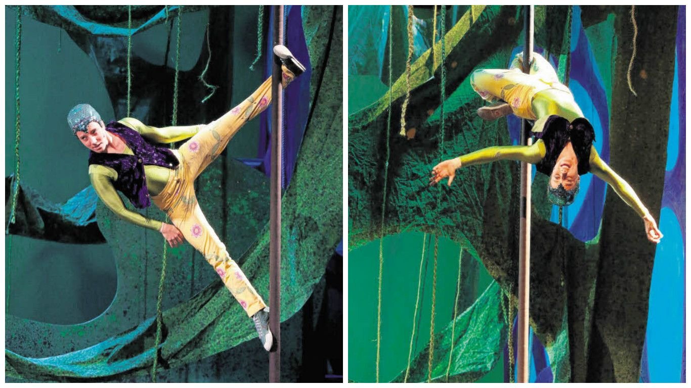 Clara Groeger bewegt sich als Schlange Kaa am fast acht Meter hohen Chinesischen Mast.