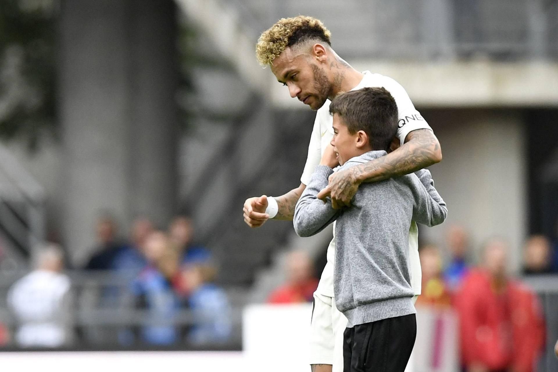 Neymar nimmt das weinende Kind bei seiner Auswechslung in den Arm und beruhigt die Szene.