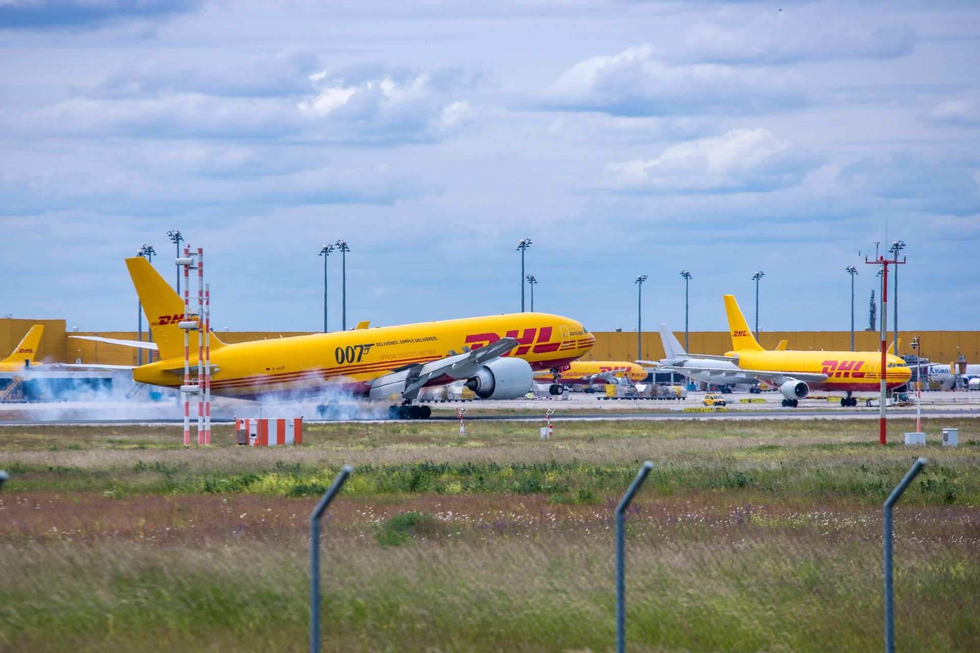 Boeing 777F D-AALM der AeroLogic landet am Flughafen Leipzig Halle.