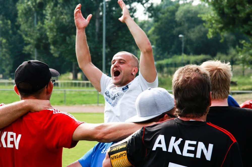 Feierten den Aufstieg in die Kreisliga: die Spieler des TSV Elbe Aken II.