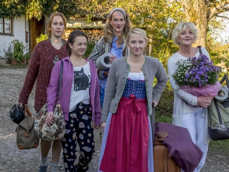 Diana (Marlene Morreis, l -r), Fritzi (Michelle Barthel), Marie (Sophie von Kessel), Paula (Anna Maria Mühe) und Judith (Saskia Vester) verbünden sich gegen die Männer. Foto: Erika Hauri/ZDF/