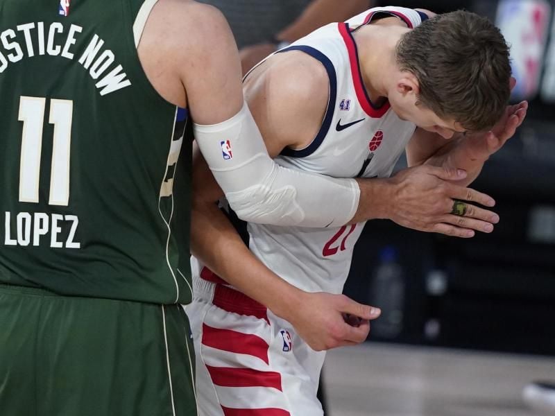 Moritz Wagner (r), Spieler der Washington Wizards, tastet nach einer Kopfnuss seinen Kopf ab. Foto: Ashley Landis/Pool AP/dpa