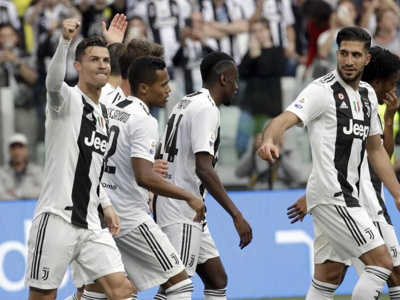 Cristiano Ronaldo (l) und seine Teamkollegen von Juventus Turin wurden italienischer Meister. Foto: Luca Bruno/AP