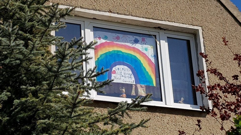 Weithin sichtbar leuchtet der Regenbogen der Kita