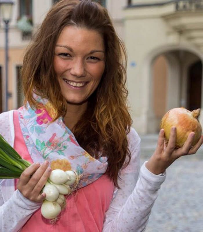 Die amtierende Zwiebelkönigin Anna-Maria Löwig rät, beim Zwiebelschneiden, entweder durch den Mund zu atmen oder auf einen kalten Wasserstrahl aus dem Wasserhahn zu blicken.