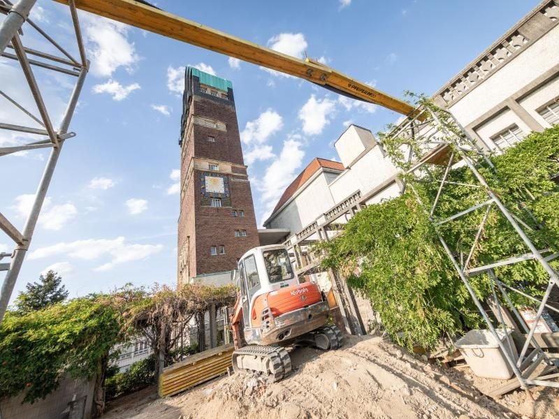 Ein kleiner Bagger steht auf der Mathildenhöhe (r), die derzeit grundlegend saniert wird. Foto: Frank Rumpenhorst/Archiv