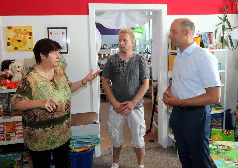 Beim Rundgang durchs Mehrgenerationenhaus des „Wir“-Vereins in Jessen. Margit Mehr und Sven Gresens zeigen Arne Lietz (r.) die Bereiche.