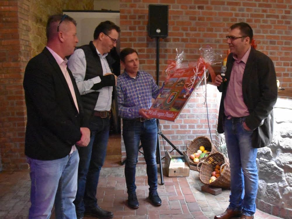 Mario Brandenburg und Mario Letz (beide Geschäftsführer der Brale GmbH) bekommen von Matthias Jänicke und Roland Fleck (beide Eintracht Elster, von links) eine Collage als Dank für die Unterstützung des Vereins.