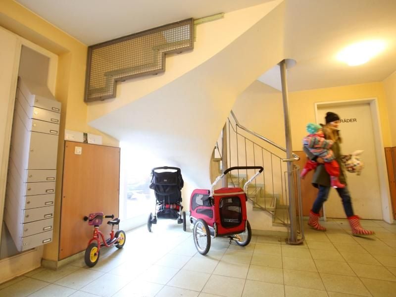 Eltern dürfen den Kinderwagen in der Regel im Hausflur abstellen. Gibt es keine sinnvolle Alternative, müssen Nachbarn das meist hinnehmen. Foto: Bodo Marks/dpa-tmn