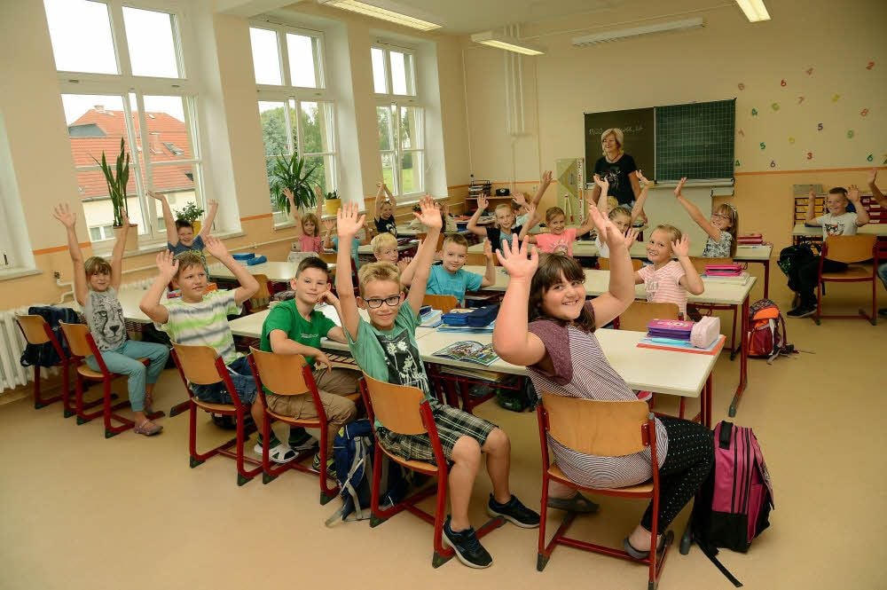 In der alten Schule in Draschwitz herrscht wieder Leben. Dritt- und Viertklässler aus Tröglitz sind hier eingezogen. Die 3b freut sich auf das Lernen.