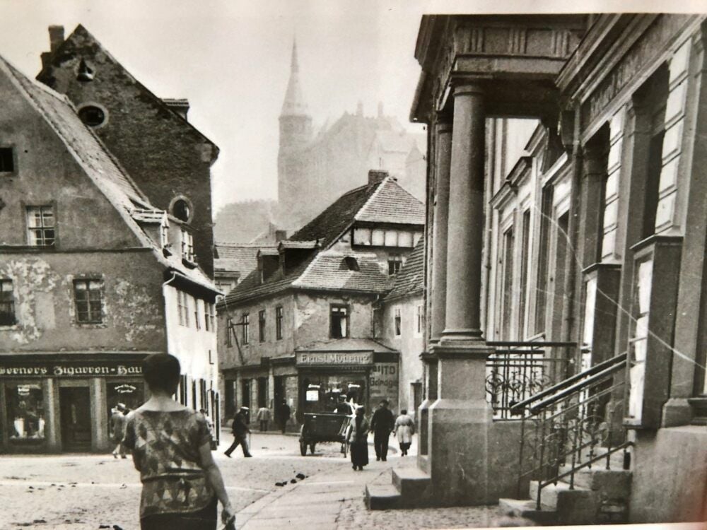Diese Aufnahme zeigt einen Blick auf die Leipziger Straße mit dem Klingenplatz im Hintergrund.