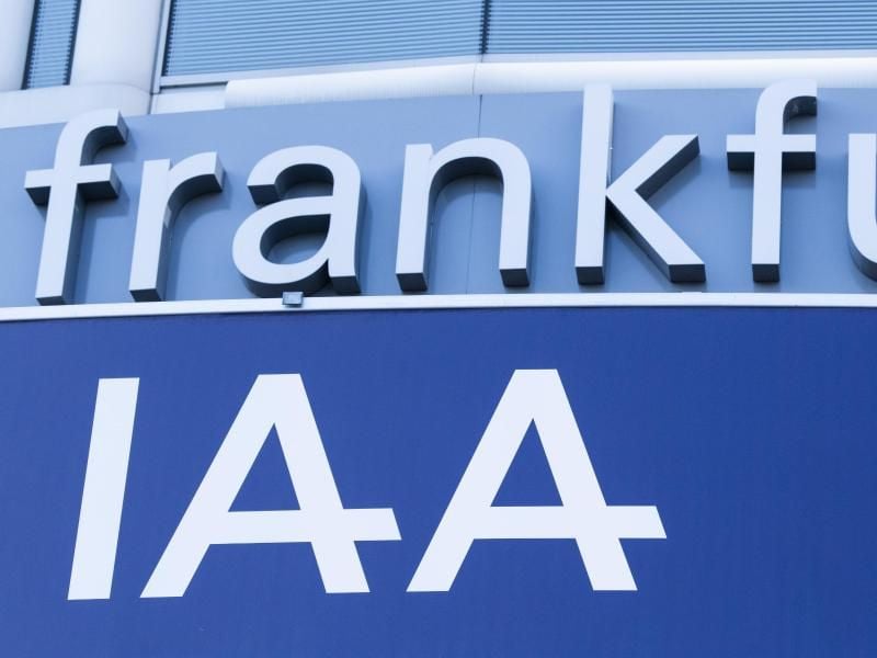 Der Schriftzug "Frankfurt" und das Logo der IAA ist an einem Eingangsbereich der IAA befestigt. Foto: Silas Stein