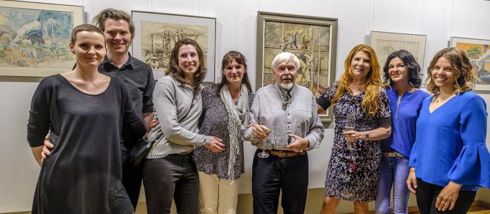 Gruppenbild mit Künstler: Manfred Wenzel (rechts von ihm Tochter Claudia Wenzel, ganz links deren Nichte Karla) zur Ausstellungseröffnung im Science-Center von SKW am Wittenberger Marktplatz. Wenzels Bilder (24 sind es aus drei Jahrzehnten) erzählen von der Geschichte des Stickstoffwerks.