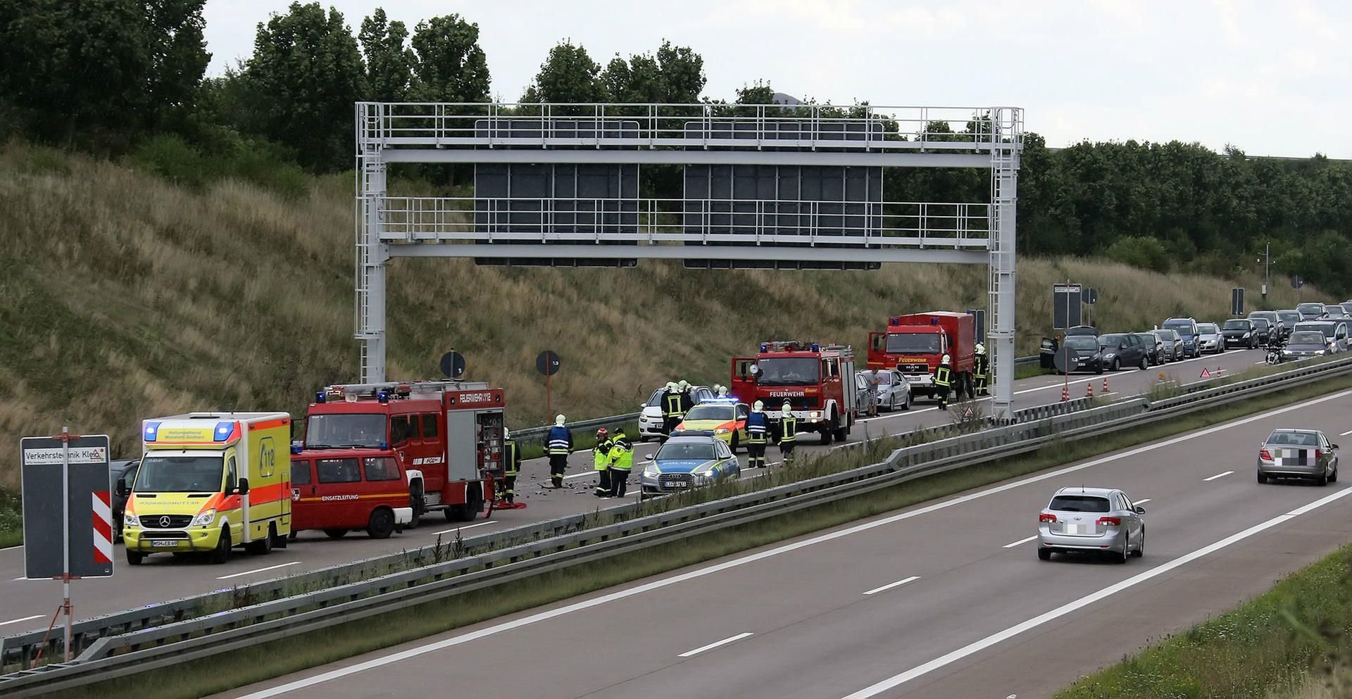 Auf der A38 ist es bei Allstedt zu einem Unfall mit mehreren Fahrzeugen gekommen.