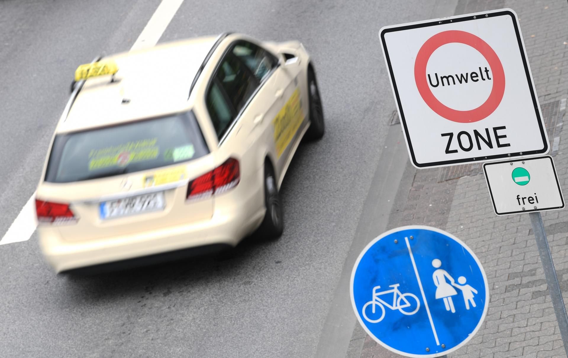 Weil der Fahrer eines Taxis seine vorgeschriebene Brille nicht trug und einen Unfall verursachte, ist er jetzt Führerschein und Job los.