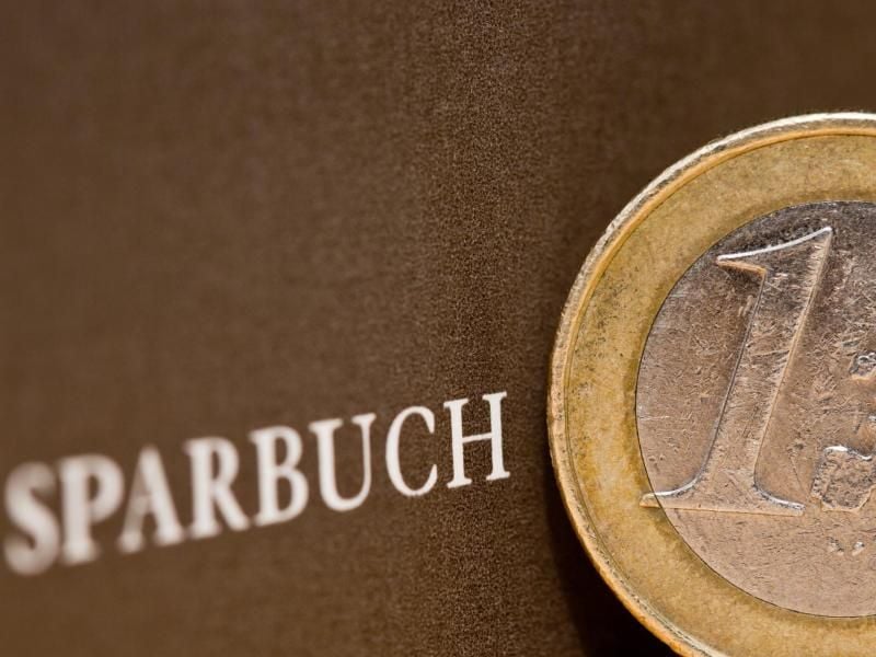 Immernoch besitzen viele Bürger in Deutschland ein Sparbuch. Foto: Daniel Karmann