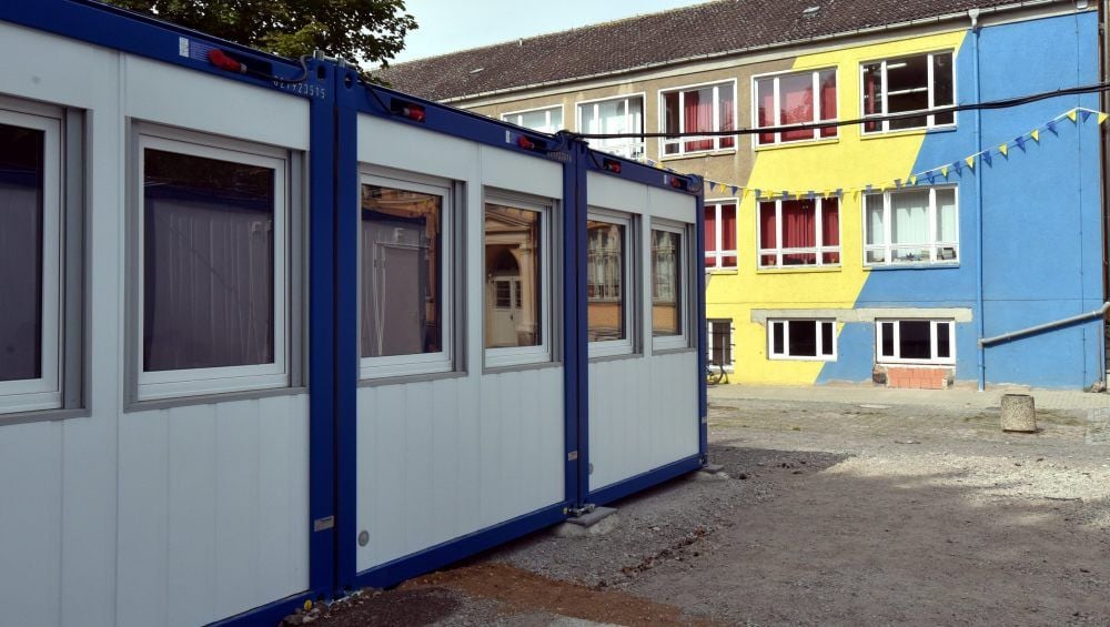 Der Weg vom Container zur Toilette führt über den Schulhof.