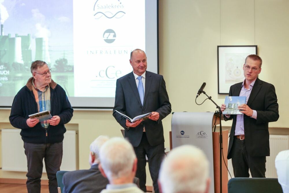 Der Vorsitzende des Redaktionsausschusses Hans-Dieter Paul, Landrat Hartmut Handschak, Redaktionsausschussmitglied Matthias Haak (von links) bei der Übergabe des Jahrbuches im cCe-Kulturhaus Leuna.
