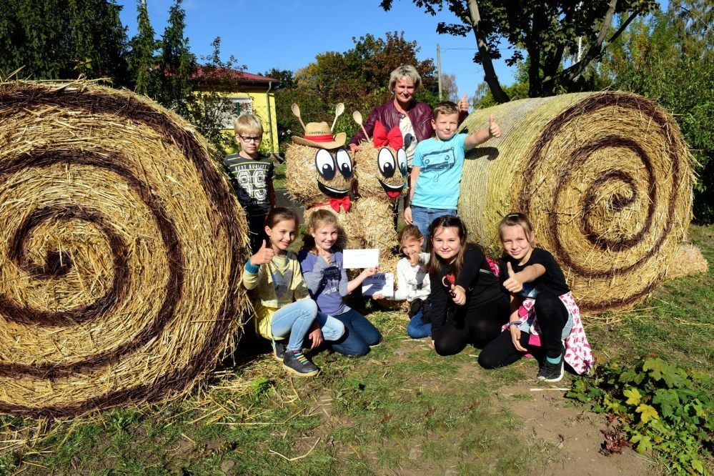 Die 3. Klasse der Grundschule Welbsleben mit ihrer Sieger-Strohpuppe.