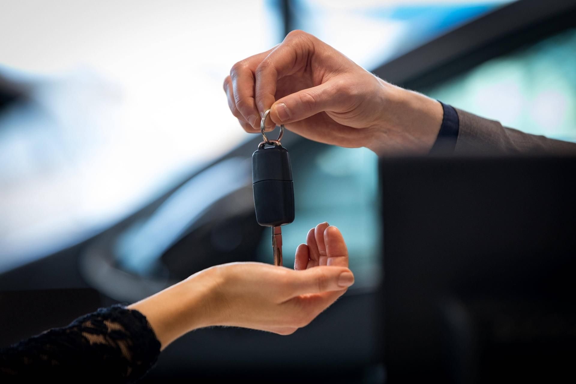 Die Autoindustrie leidet in der Corona-Krise durch einen extremen Einbruch bei Neuzulassungen.