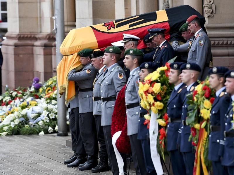 Der Sarg mit Helmut Kohl nach dem Pontifikalrequiem wird aus dem Dom in Speyer (Rheinland-Pfalz) getragen. Foto: Sven Hoppe