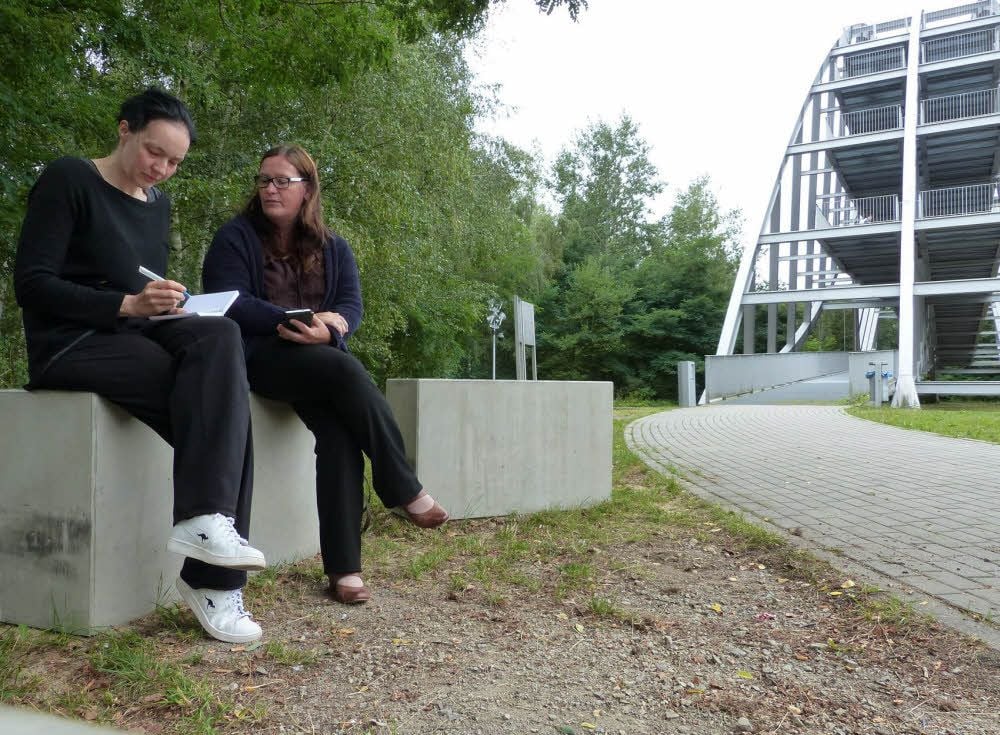 Sandy Bieneck vom Frauenzentrum und Stadtsprecherin Katrin Kuhnt testen die neuen Betonquader.