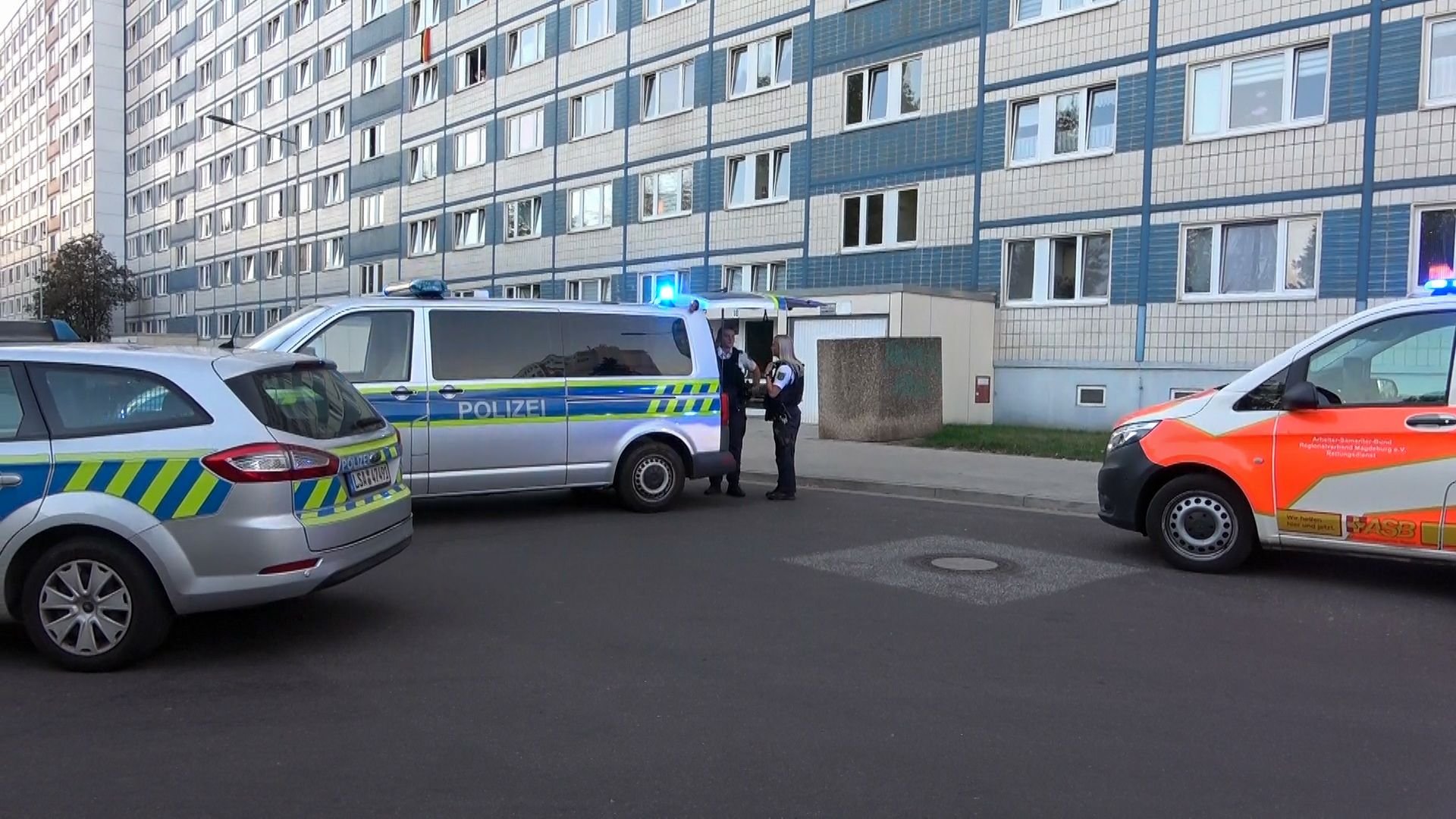Ein bewaffneter Mann hat am Dienstag in Magdeburg einen Polizeieinsatz ausgelöst.