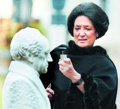 Ein Handy-Foto vom Klassiker: Edda Moser im Park der Lauchstädter Kuranlagen.