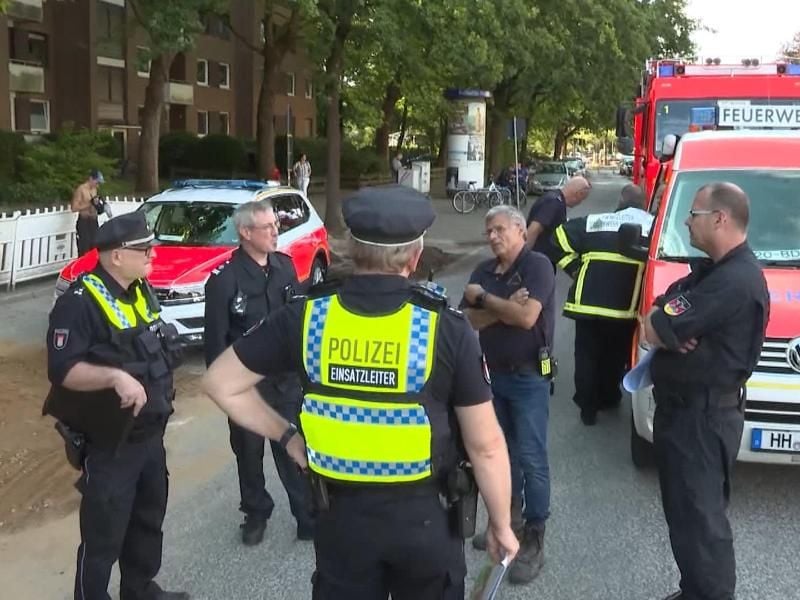 Polizei und Feuerwehr sind vor der geplanten Entschärfung der Fliegerbombe vor Ort. Foto: Steven Hutchings/TNN/dpa