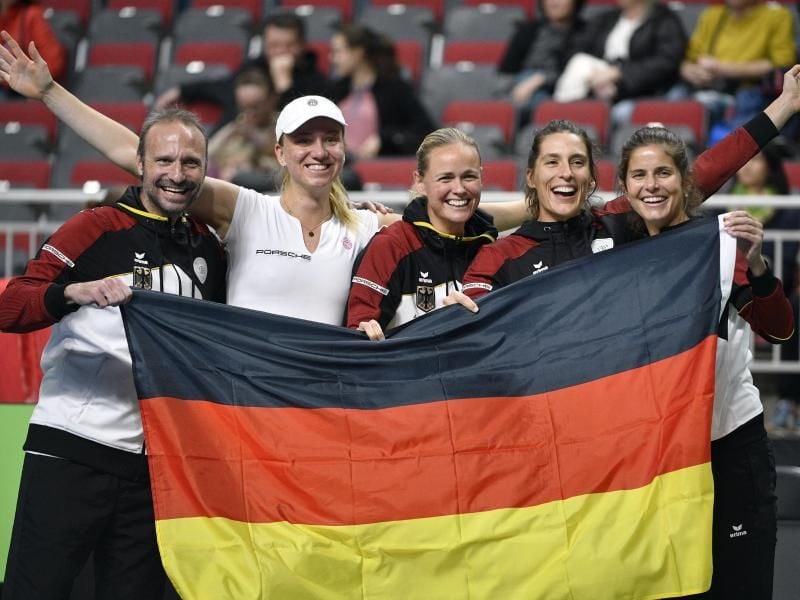 Jens Gerlach, Mona Barthel, Anna-Lena Grönefeld, Andrea Petkovic und Julia Görges (l-r) feiern den Klassenerhalt. Foto: Roman Koksarov/AP