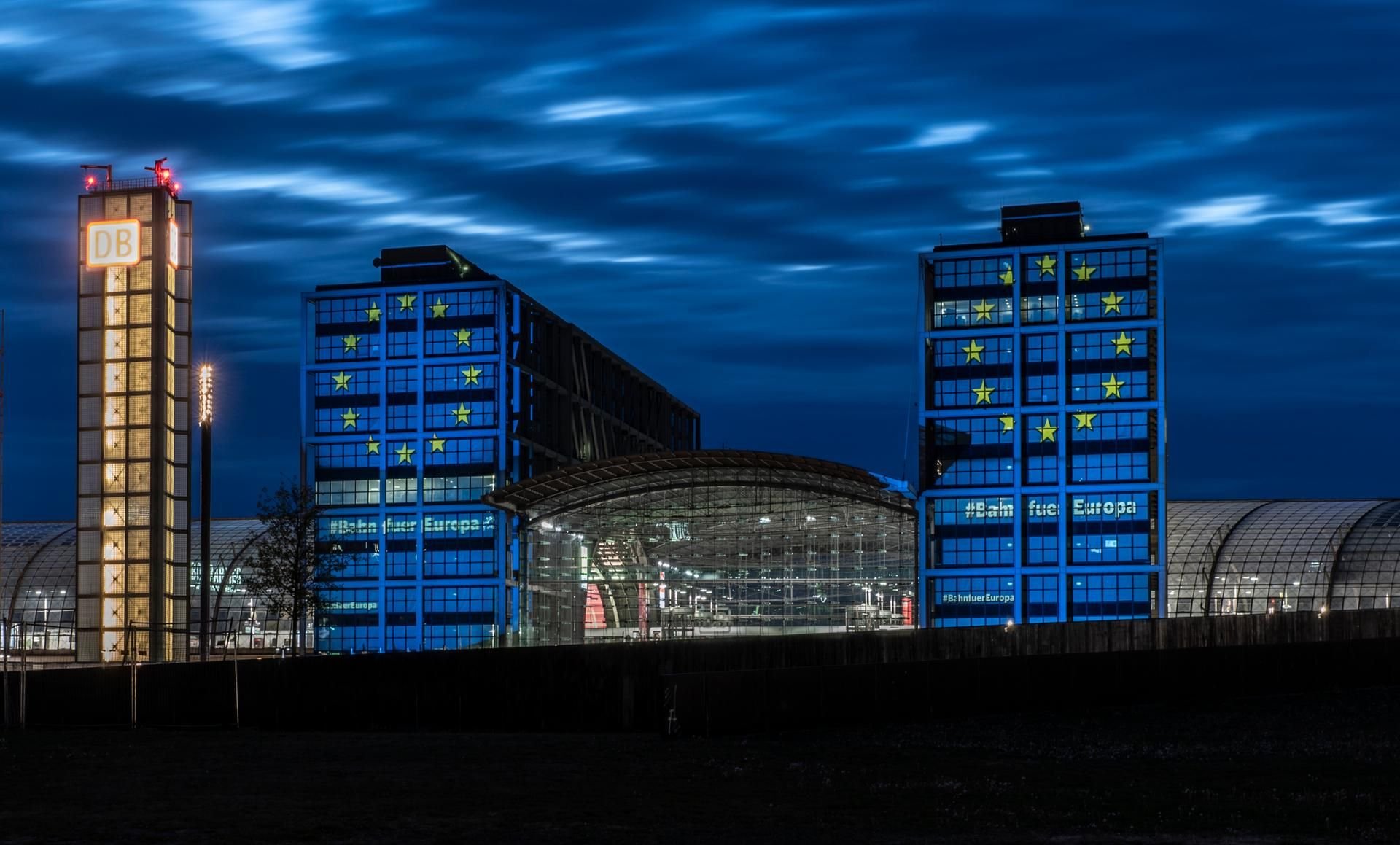 Aktuell mit Werbung für die Europäische Union: Der Berliner Hauptbahnhof wirbt bis zu den Wahlen am 26. Mai für Europa.