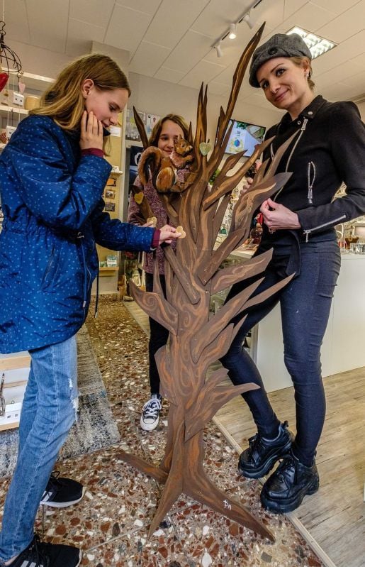 Julie Böhm (rechts) hat die Aktion „Tree of life“ entwickelt. Am 19. Oktober unterstützt die Künstlerin in Wittenberg die Kundgebung der „Initiative für die Natur“ auf dem Schlossplatz. Beginn ist um 11.55 Uhr.