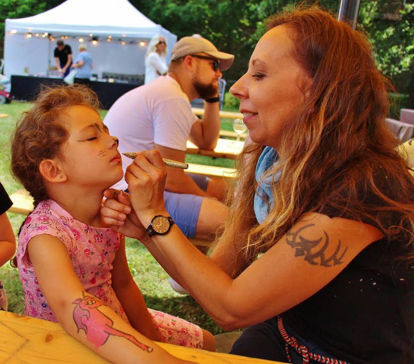 Kinderschminken beim Wein-Sommer in Aschersleben